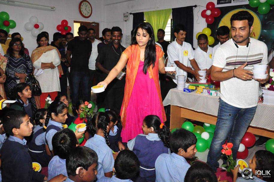 Rashmi-Goutham-And-Getup-Srinu-At-Akshara-Kalasha-Foundation